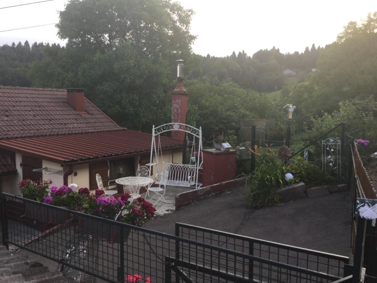 La Ferme De La-Haut B&B Le Haut-du-Them Exteriör bild